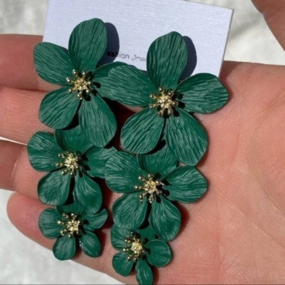 Jewelry - CLEARANCE🔥 Floral Stacked Earrings - Green